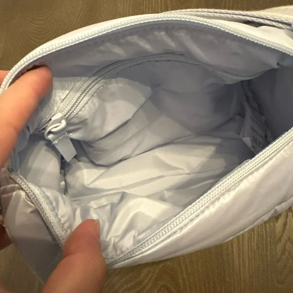 Victoria's Secret Pink‎ Mini Barrel Puffer Crossbody Bag Hydrangea Blue NWT - Picture 5 of 7